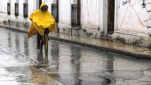 Hombre pasea durante la tormenta en Chiapas, en junio.