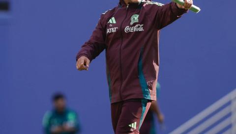 Jaime Lozano da indicaciones en un entrenamiento de la Selección Mexicana.