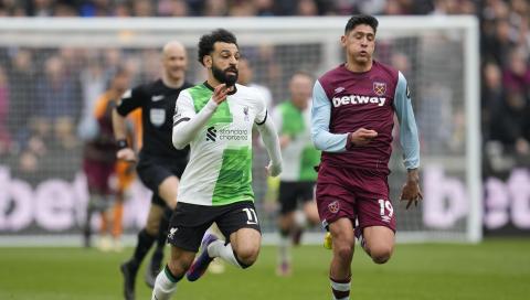Mohamed Salah y Edson Álvarez pelean por el balón en el West Ham vs Liverpool de la Premier League
