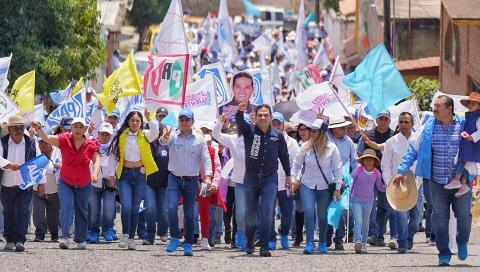 Enrique Vargas del Villar lidera una caminata multitudinaria en La Huerta.