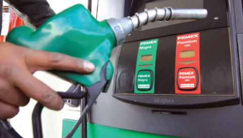Sin apoyo a gasolinas, precio sería de 35 pesos el litro e inflación de 11%, destaca Gabriel Yorio.