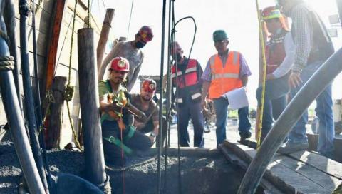 En la mina continúan los labores de rescate de los 10 trabajadores atrapados.