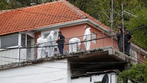 El equipo forense de la policía inspecciona la casa donde un hombre armado inició un tiroteo masivo.
