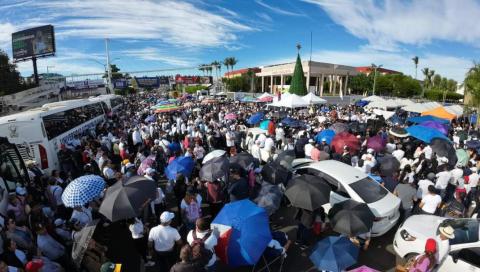 La concentración de integrantes de la comunidad universitaria colapsó la zona centro de la ciudad de Culiacán debido al bloqueo de varias vialidades, ayer.
