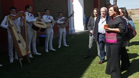 La precandidata presidencial del PRI, PAN y PRD, Xóchitl Gálvez, previo a su reunión con líderes culturales y artísticos, ayer, en Tala, Jalisco.