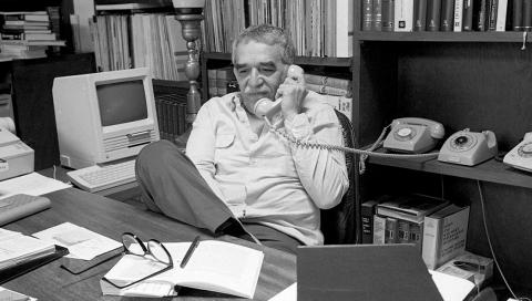El escritor, en su estudio ubicado en su casa al sur de la ciudad, en 1989.