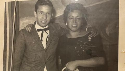 Una foto de José Agustín con su madre
