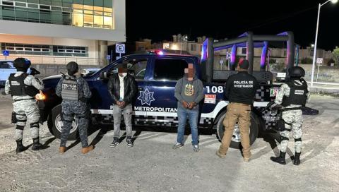 Policías aseguran camionetas utilizadas para transportar migrantes de manera clandestina.