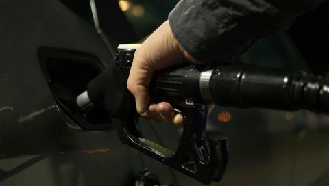Imagen ilustrativa de una persona cargando gasolina en su automovil