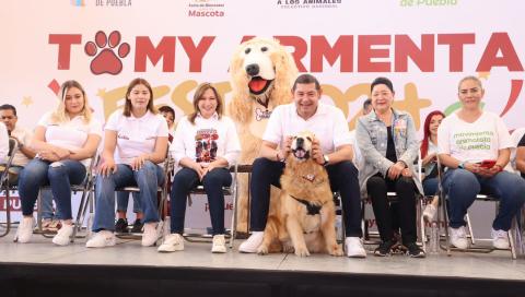 Alejandro Armenta, junto a su familia, firma la "Agenda Animalista" en el Tomy Armenta Fest 2024.