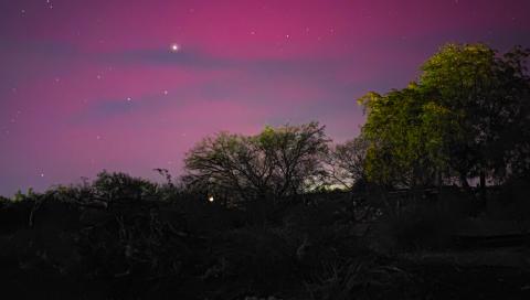 Usuarios de redes han compartido imágenes de las auroras boreales en México.