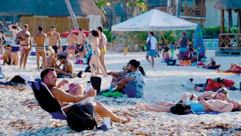 Turistas disfrutan del sol en Playa del Carmen, Quintana Roo el pasado 4 de mayo.