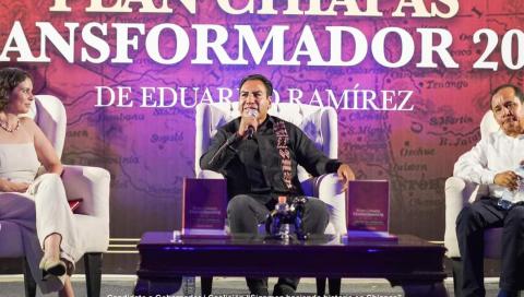 Eduardo Ramírez Aguilar presenta su libro "Plan Chiapas Transformador" en la Universidad Autónoma de Chiapas.