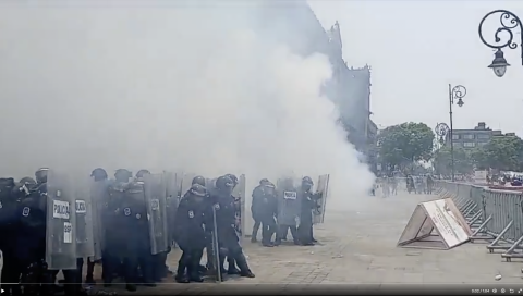 Supuestos normalistas lanzaron petardos a Palacio Nacional, ayer.