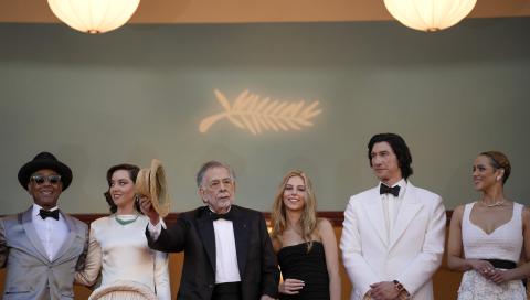 De izq. a der. Aubrey Plaza, Francis Ford Coppola, Romy Mars, Adam Driver y Nathalie Emmanuel, ayer en Cannes.