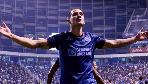 Uriel Antuna sorprende al mostrar representativa playera de Cruz Azul