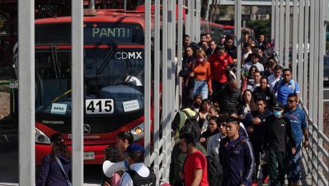 Usuarios utilizaron el transporte alterno del Metrobús que va de la estación Velódromo hacia Pantitlán de la Línea 9 del metro y viceversa.