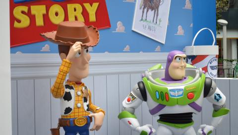 Woody y Buzz Lightyear son algunos de los personajes presentes en la casa.