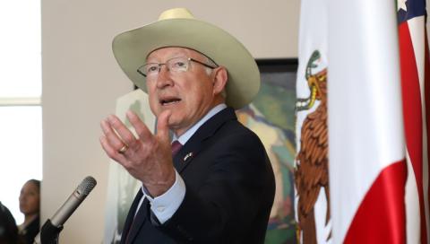 Ken Salazar, en conferencia de prensa el 3 de septiembre.