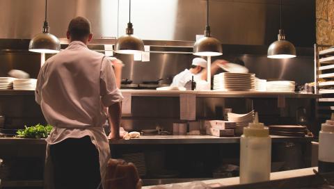 Ser cocinero requiere de años de preparación para saber como manipular de forma correcta los alimentos.