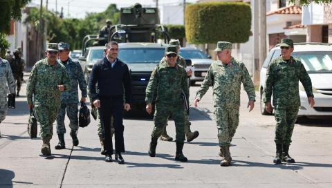 García Harfuch y el general Trevilla, segundo a su izq., en calles de Culiacán.