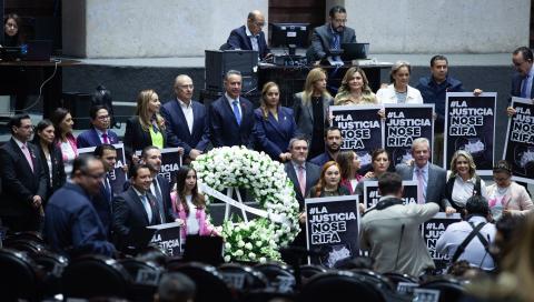 Diputados del PRI llevaron corona por el día en que “murió la justicia”.