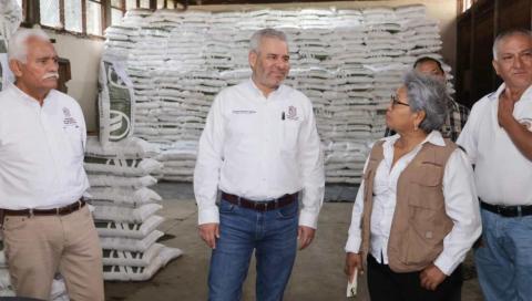 Ramírez Bedolla garantiza insumos para agricultores michoacanos afectados por huracán 'John'.