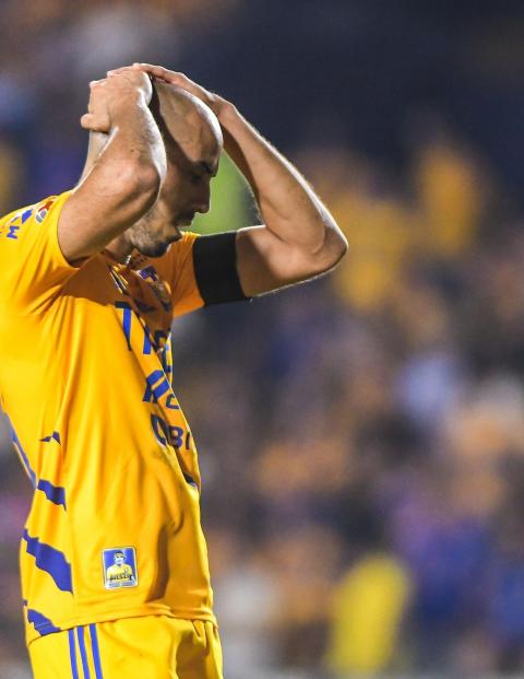 Guido Pizarro lamenta una falla durante la semifinal de vuelta entre Tigres y Atlas en Monterrey.