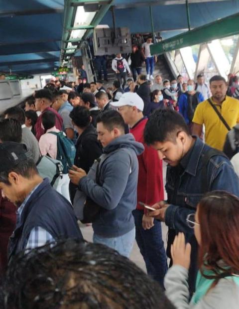 Metro de la Ciudad de México inició la jornada con retrasos y aglomeraciones en rutas como la Línea 8, en foto.