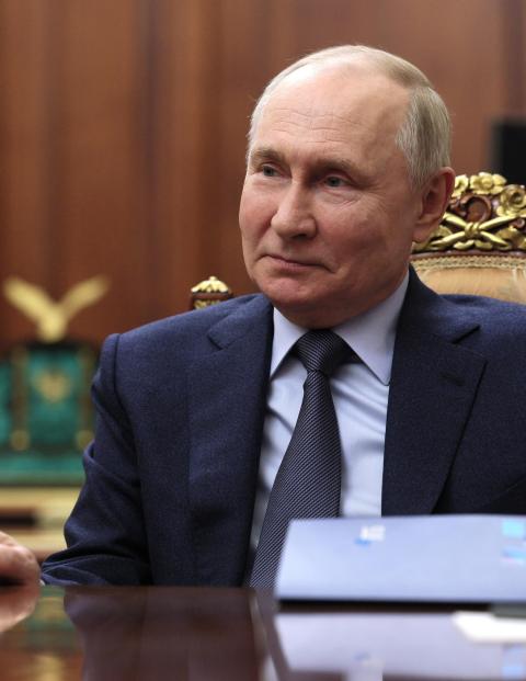 El presidente ruso Vladímir Putin sonríe mientras escucha al presidente del banco VTB, Andrei Kostin, durante su reunión en Moscú, Rusia, el lunes 27 de noviembre de 2023