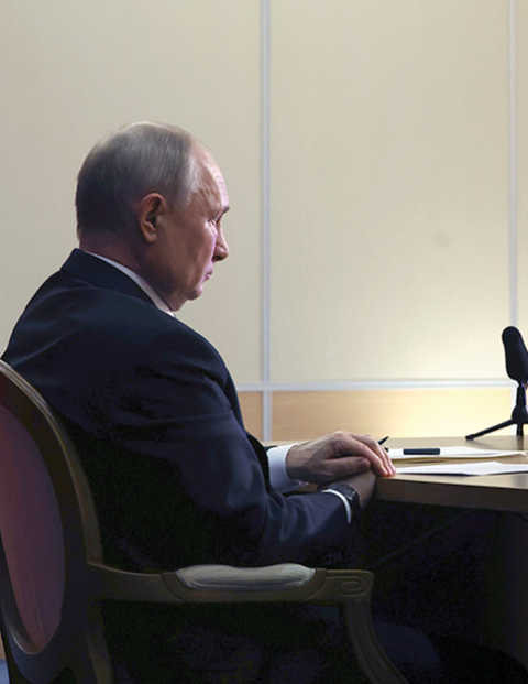 Vladimir Putin asiste a una sesión plenaria del Consejo Popular Mundial Ruso, ayer.
