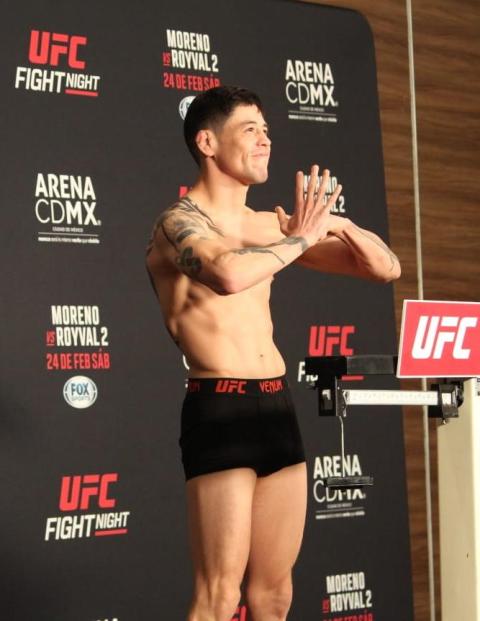​Brandon Moreno en el pesaje oficial de UFC Fight Night en la Ciudad de México