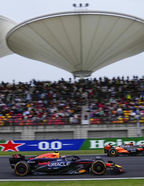 El Red Bull de Checo Pérez en el Circuito Internacional de Shanghái.