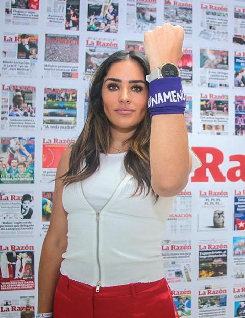 Alessandra Rojo de la Vega, en entrevista con La Razón; en la imagen muestra su pañuelo contra la violencia de género.