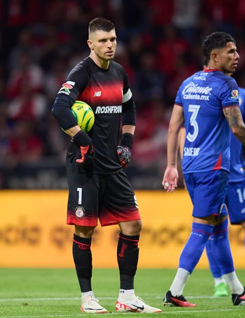 Tiago Volpi antes de fallar unos de sus penaltis en el Toluca vs Cruz Azul, de la Jornada 17 del Clausura 2024 de la Liga MX