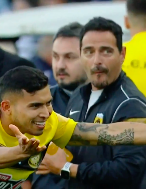 Orbelín Pineda, del AEK Atenas, celebra su gol ante el PAOK Salónica