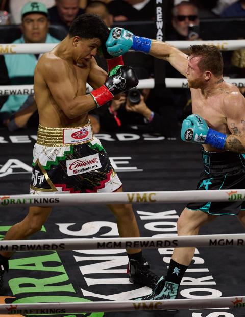 Canelo Álvarez y Jaime Munguía durante su pelea en Las Vegas