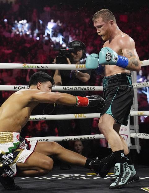 Canelo Álvarez derriba Jaime Munguía en su pelea en Las Vegas