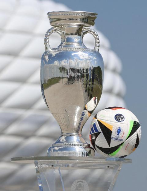 El Trofeo de la Eurocopa que se entregará al equipo que resulte campeón en Alemania.
