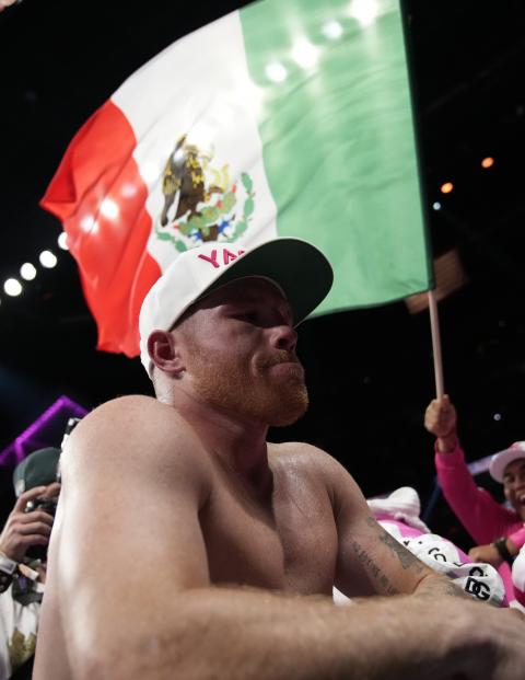Saúl "Canelo" Álvarez se lamenta después de la derrota contra Dmitry Bivol, en su primera pelea de box en el 2022, el pasado 7 de mayo.