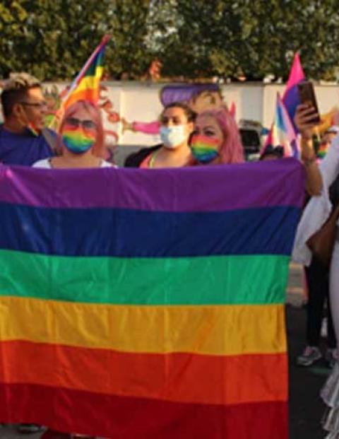 Con caminata, comunidad LGBT+ conmemora el Día Mundial Contra la Homofobia, Transfobia y Bifobia en CDMX