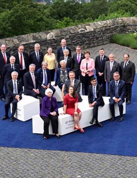 La secretaria del Tesoro de Estados Unidos, Janet Yellen (delante), y los participantes en la cumbre de ministros de Finanzas del G7 organizada por el ministro alemán, Christian Lindner, en Petersberg, cerca de Bonn, Alemania, el 19 de mayo de 2022