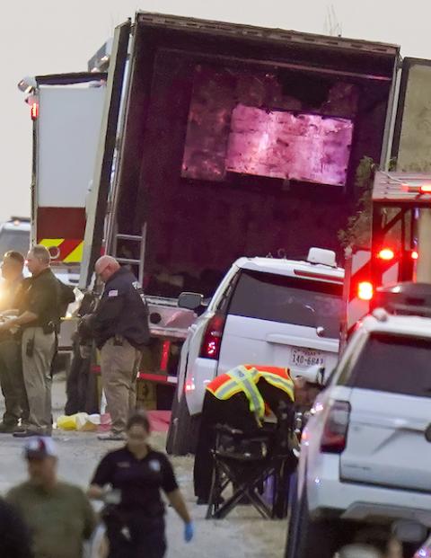 Policías de Texas revisan el tráiler con migrantes muertos en San Antonio, el pasado lunes.