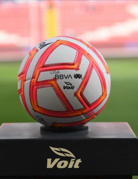El balón de la Liga MX en el Estadio Victoria, sede del duelo entre Necaxa y Toluca que se aplazó para el sábado 2 de julio.