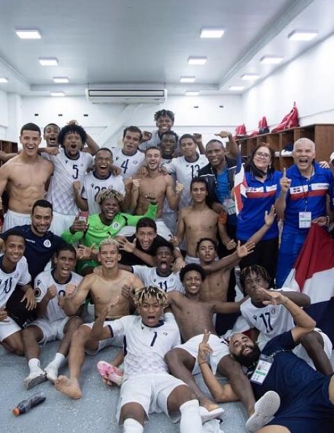 Futbolistas de República Dominicana festejan su pase a la final del Premundial Sub 20 de la Concacaf y a los Juegos Olímpicos de París 2024.