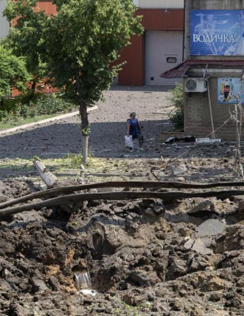 En el centro de la ciudad de Bakhmut, Donetsk debido al ataque con misiles se hizo un agujero grande en la tierra.