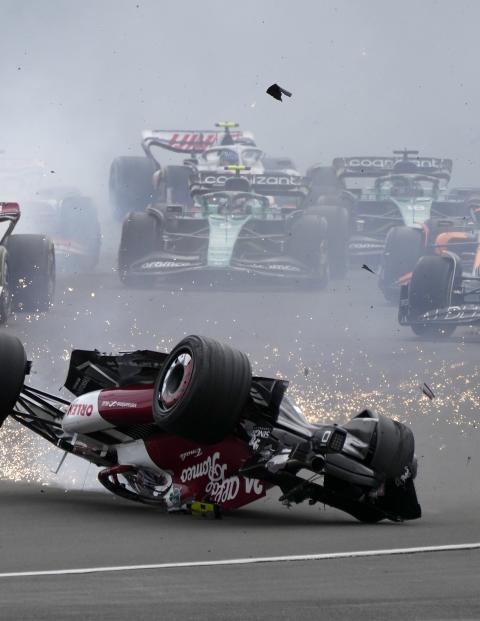 Momento del accidente de  Guanyu Zhou de Alfa Romeo en el GP de Gran Bretaña de F1.