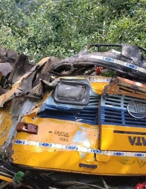 16 personas mueren en India tras caída de autobús de un barranco