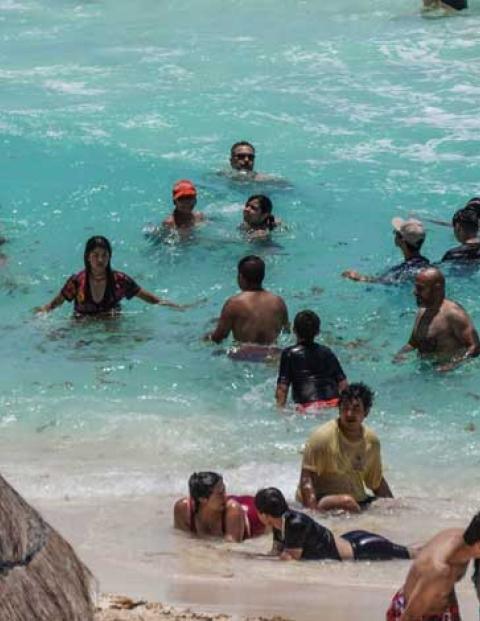Turistas disfrutan en playa delfines, en Cancún, Quintana Roo