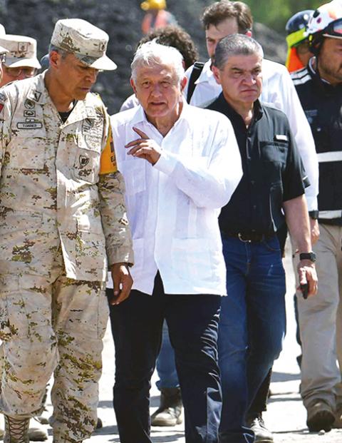 El ejecutivo federal en su recorrido por la mina, en Sabinas, Coahuila, ayer.
